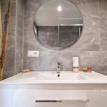 Apartment 3 Minutes From The Beach, And Bright A219