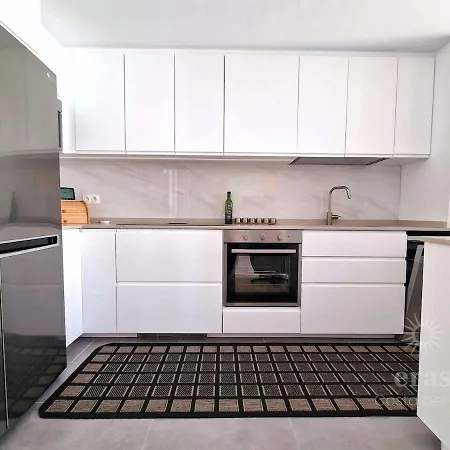 Apartment 3 Minutes From The Beach, And Bright A219