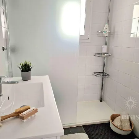 Apartment 3 Minutes From The Beach, And Bright A219